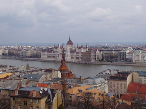 Vy över Donau och Parlamentet i Budapest